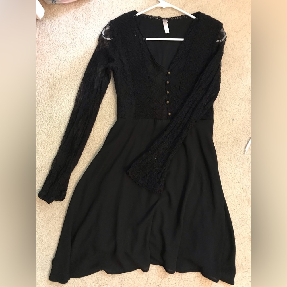 Size M black, short, flare-sleeves lace dress